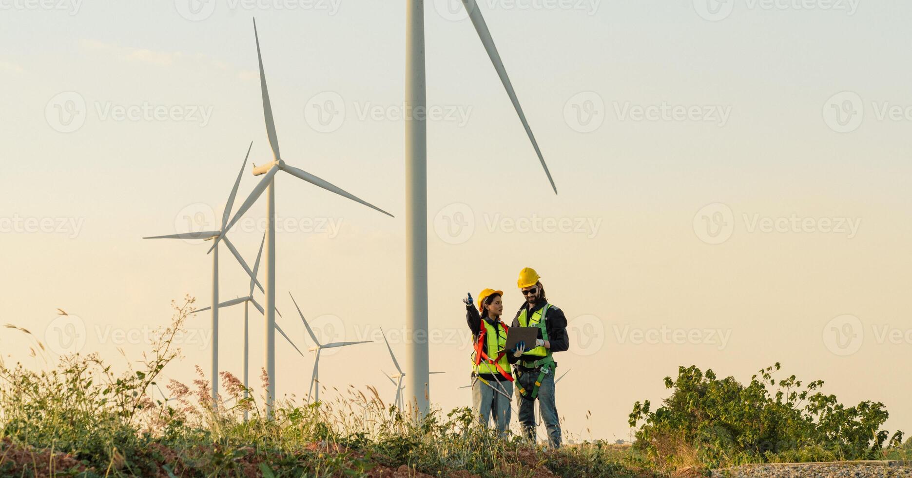 Ingenieure sind Arbeiten mit Wind Turbinen, Grün ökologisch Leistung Energie Generation, und nachhaltig Windmühle Feld Bauernhöfe. Alternative verlängerbar Energie zum sauber Energie Konzept. foto