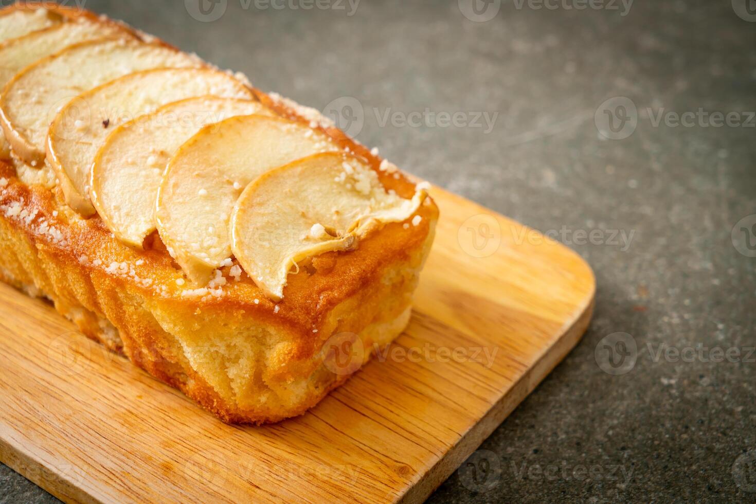 Apfelkuchen auf Holzbrett zerbröselt foto