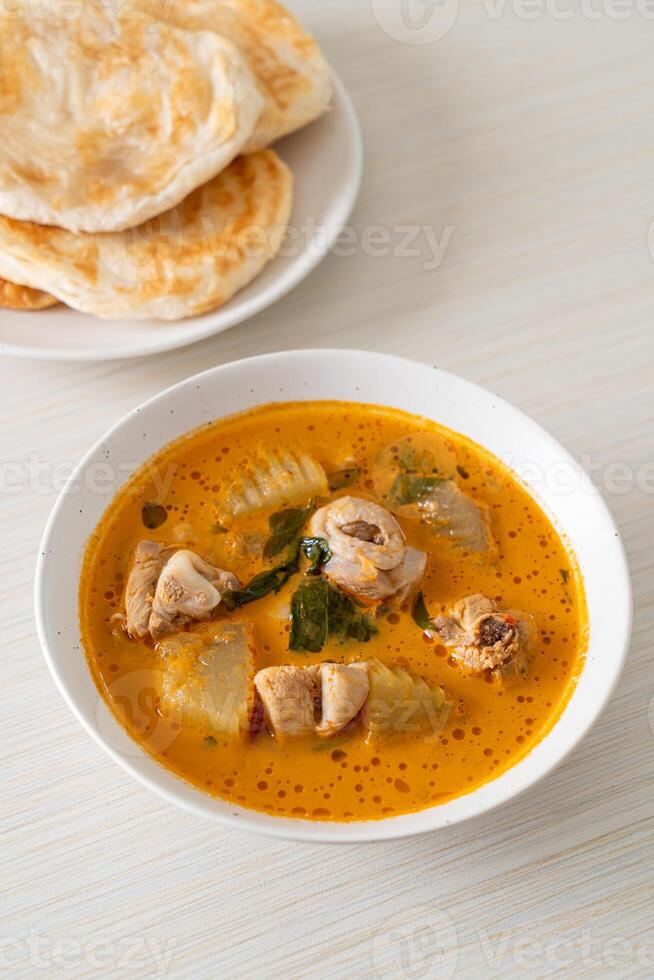 Hühner-Curry-Suppe mit Roti foto