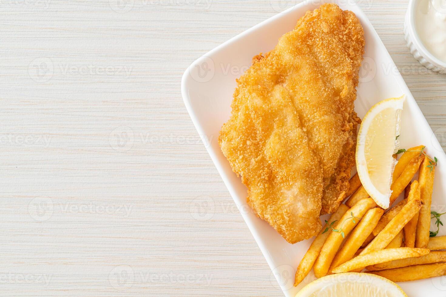 Fish and Chips - gebratenes Fischfilet mit Kartoffelchips foto