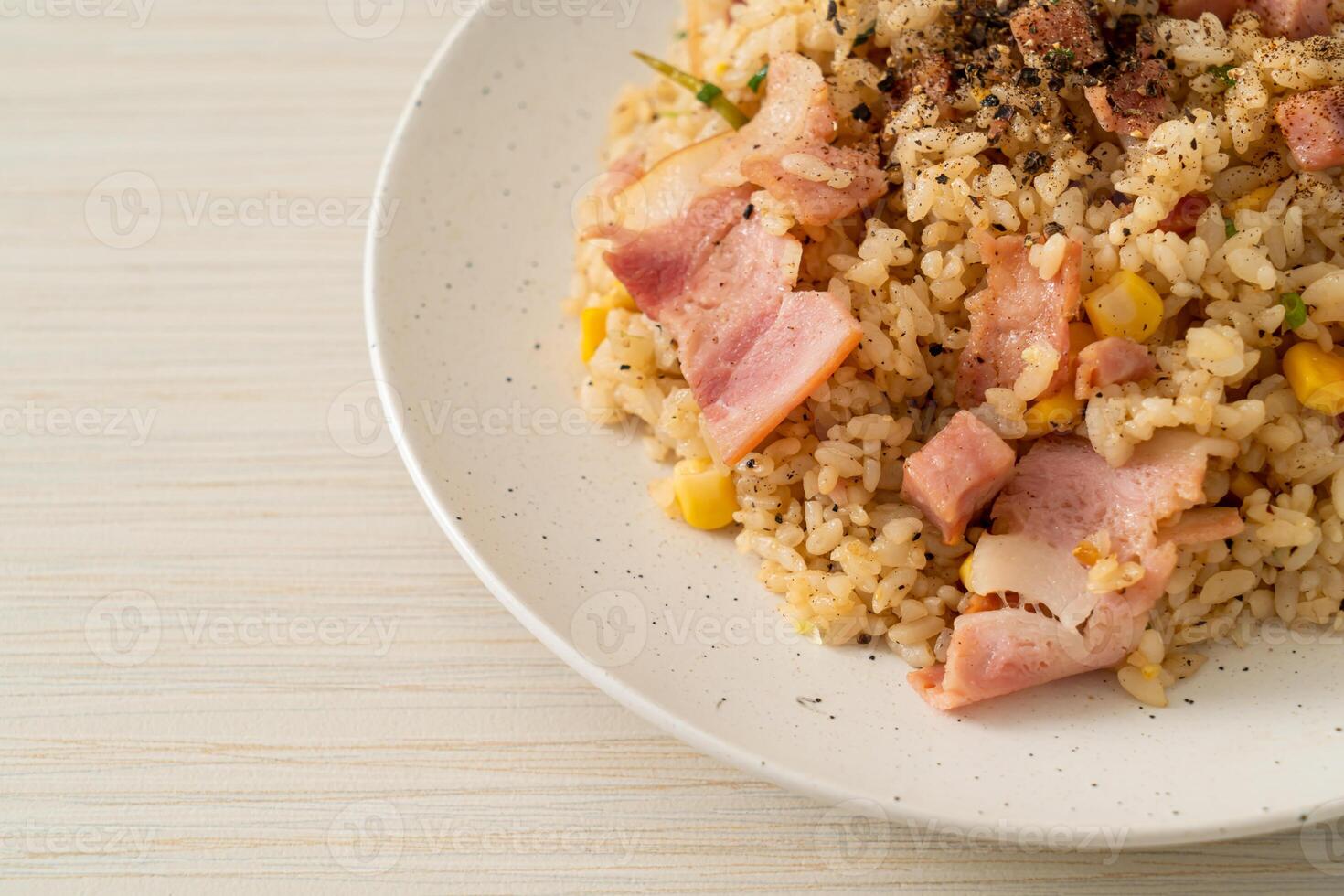 gebratener Reis mit Speckschinken und schwarzer Paprika foto