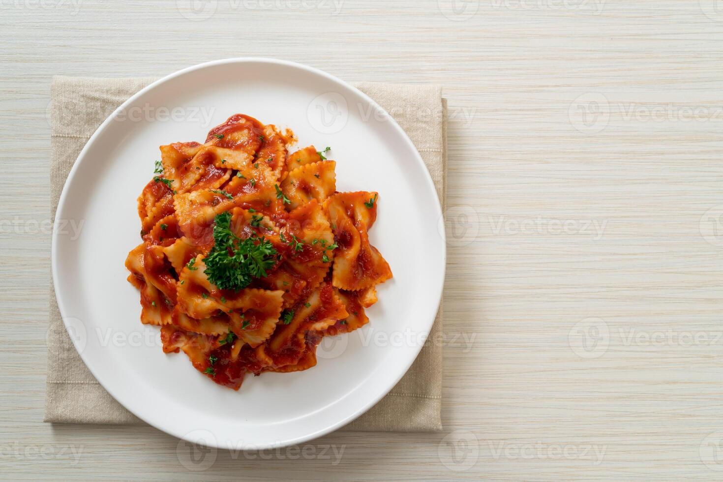 Farfalle Nudeln in Tomatensauce mit Petersilie foto