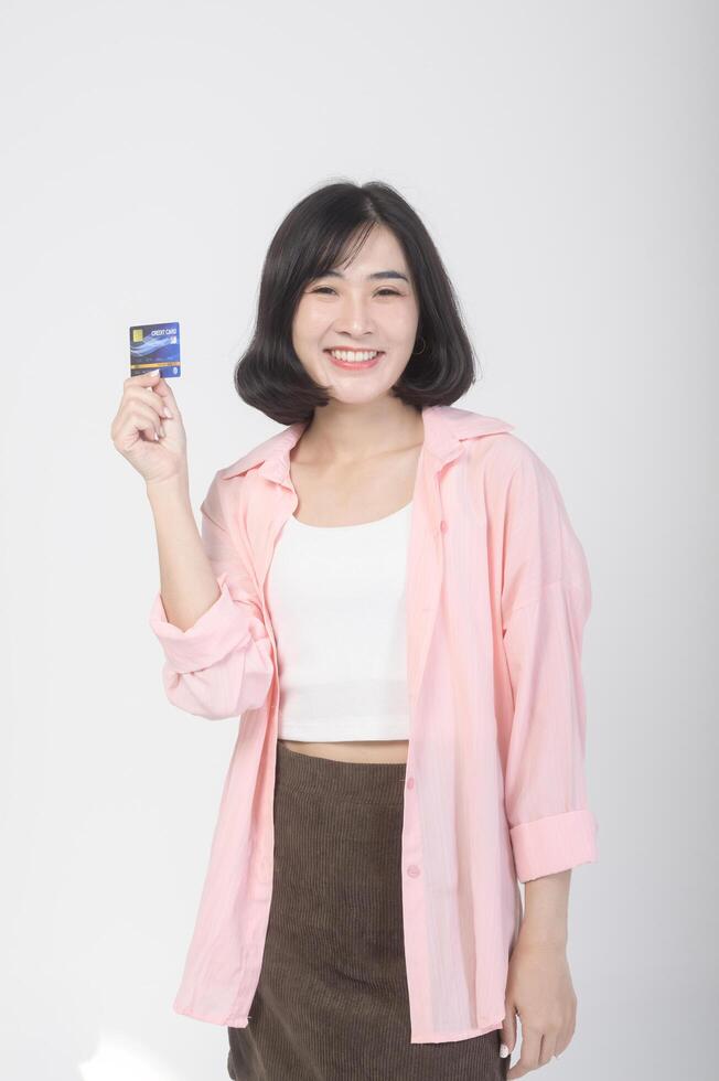 asiatisch lächelnd Frau halten Anerkennung Karte Über Weiß Hintergrund Studio, Einkaufen und Finanzen Konzept. foto