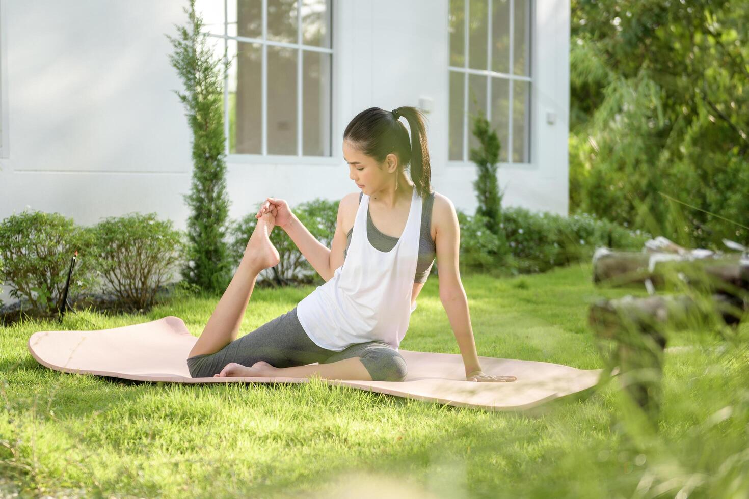 jung Frau im Sportbekleidung tun Meditation trainieren und Yoga draussen, gesund Lebensstil, mental Gesundheit Konzept. foto