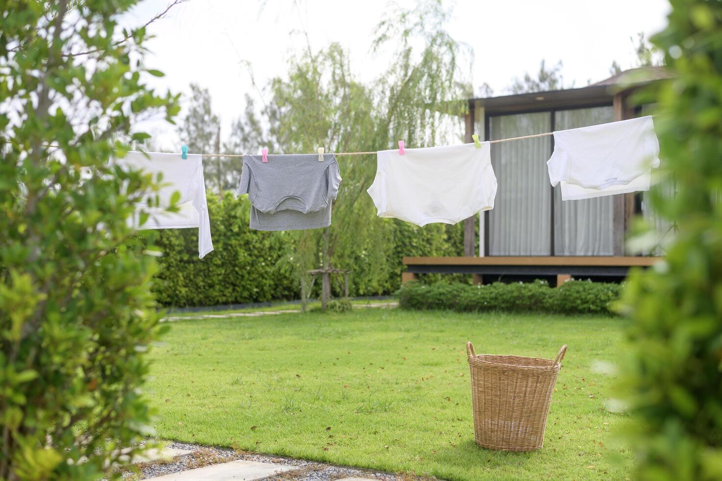 Kleider hängend Wäsche auf Waschen Linie zum Trocknen gegen Blau Himmel draussen foto
