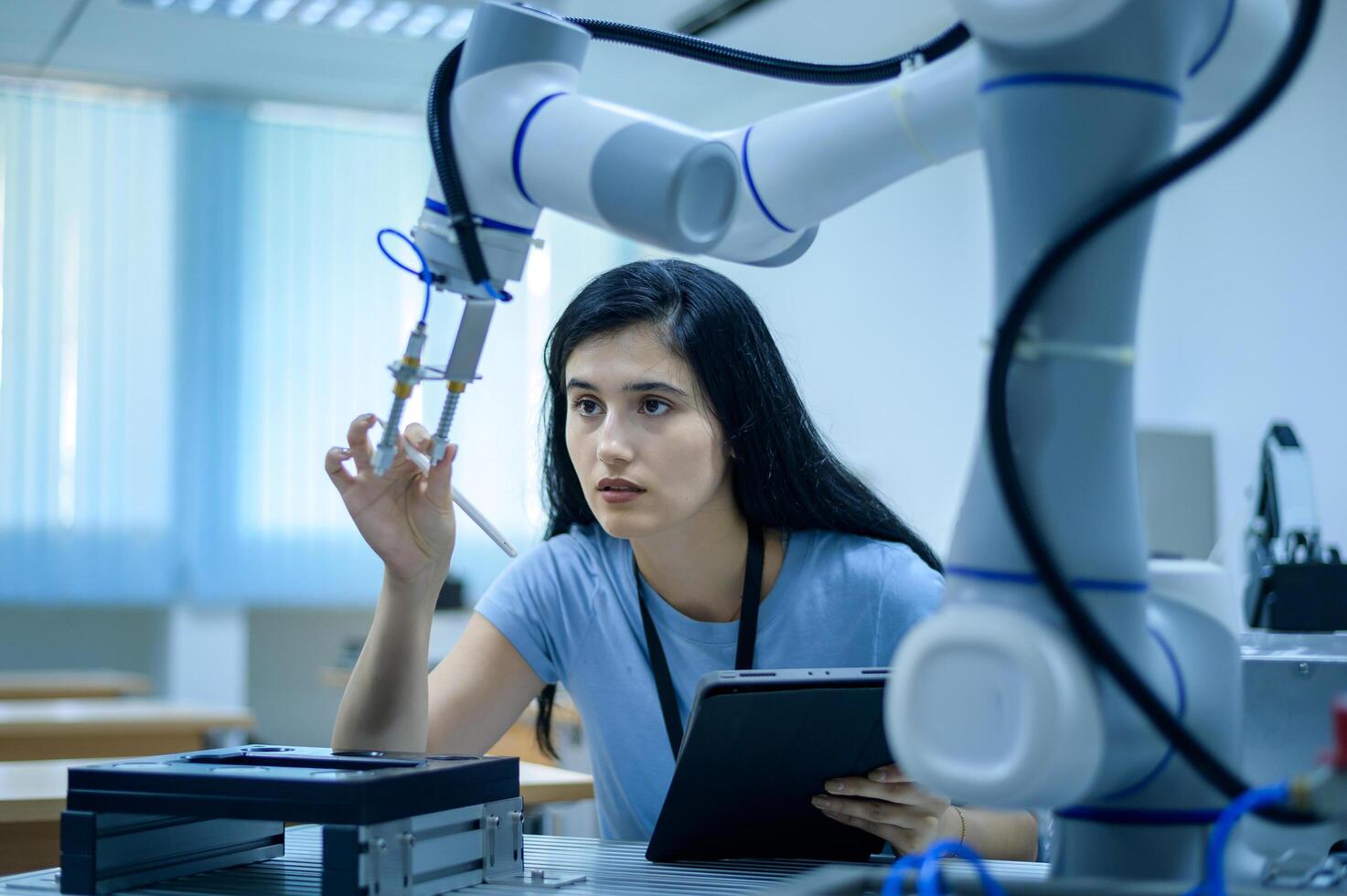 weiblich Robotik Ingenieur Arbeiten mit Programmierung und manipulieren Roboter Hand, industriell Robotik Design, hoch Technik Einrichtung, modern Maschine Lernen. Masse Produktion Automatik. foto