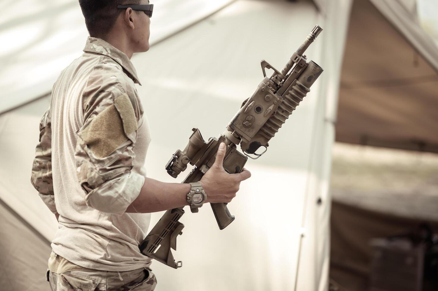 Soldaten im tarnen Uniformen Planung auf Betrieb im das Lager, Soldaten Ausbildung im ein Militär- Betrieb foto