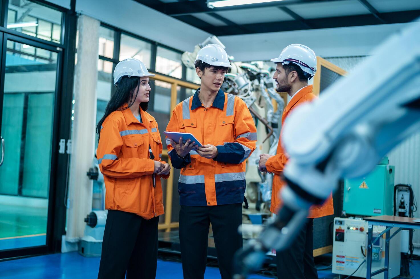 ein Gruppe von Robotik Ingenieure Arbeiten mit Programmierung und manipulieren Roboter Hand, industriell Robotik Design, hoch Technik Einrichtung, modern Maschine Lernen. Masse Produktion Automatik. foto