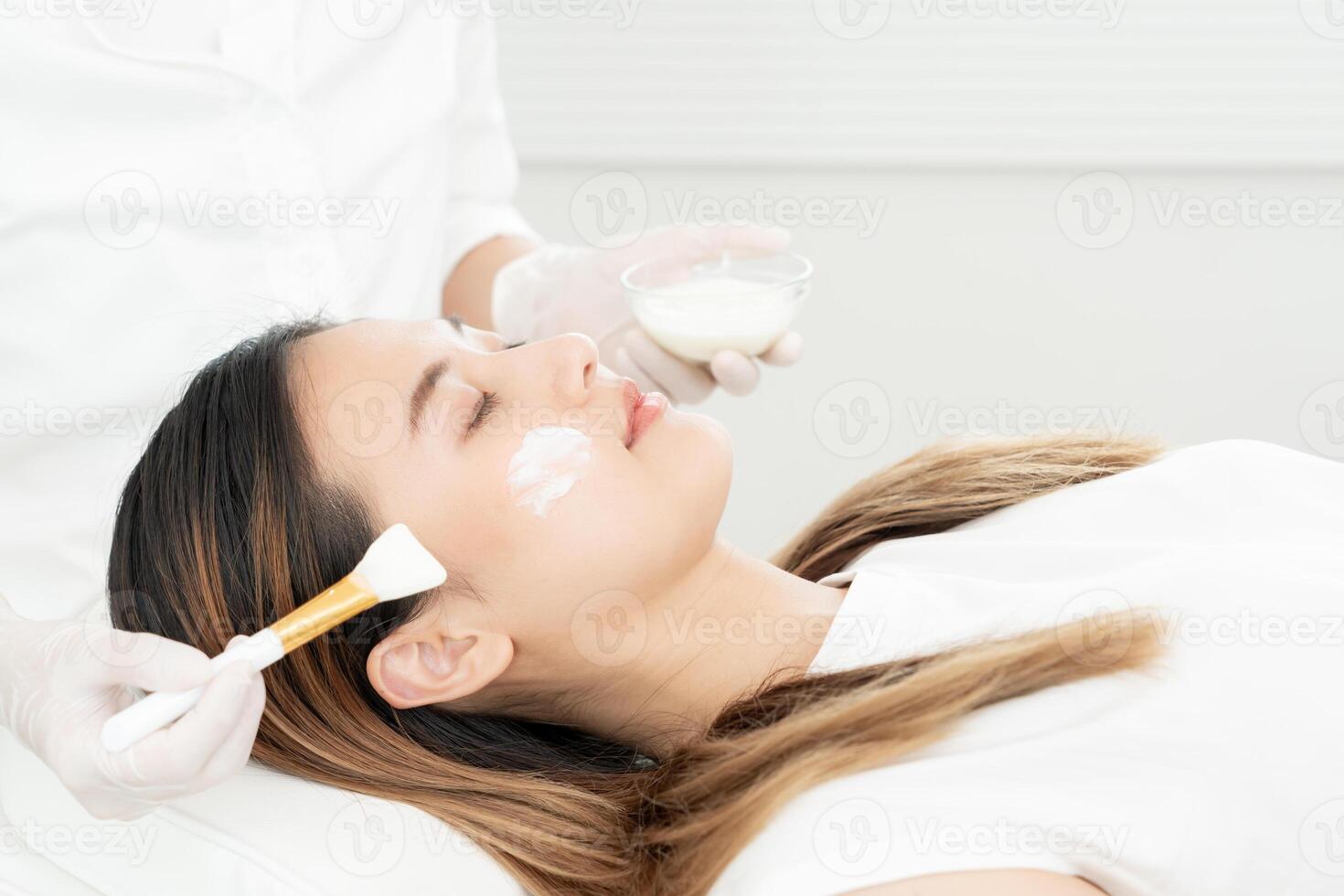 schön Frau erhalten Spa und Behandlung Haut von Gesicht. Gesicht von ein gesund Frau anwenden Creme. Werbung zum Haut Creme, Anti-Falten, Baby Gesicht, bleichen, Feuchtigkeitscreme, spannen Poren Serum foto