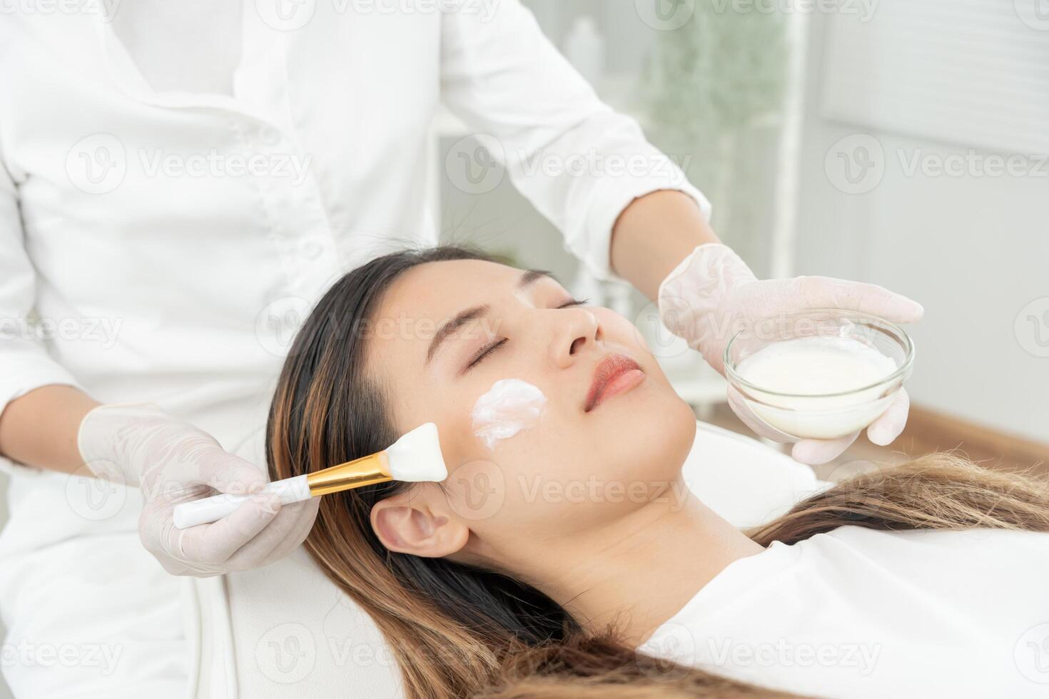 schön Frau erhalten Spa und Behandlung Haut von Gesicht. Gesicht von ein gesund Frau anwenden Creme. Werbung zum Haut Creme, Anti-Falten, Baby Gesicht, bleichen, Feuchtigkeitscreme, spannen Poren Serum foto