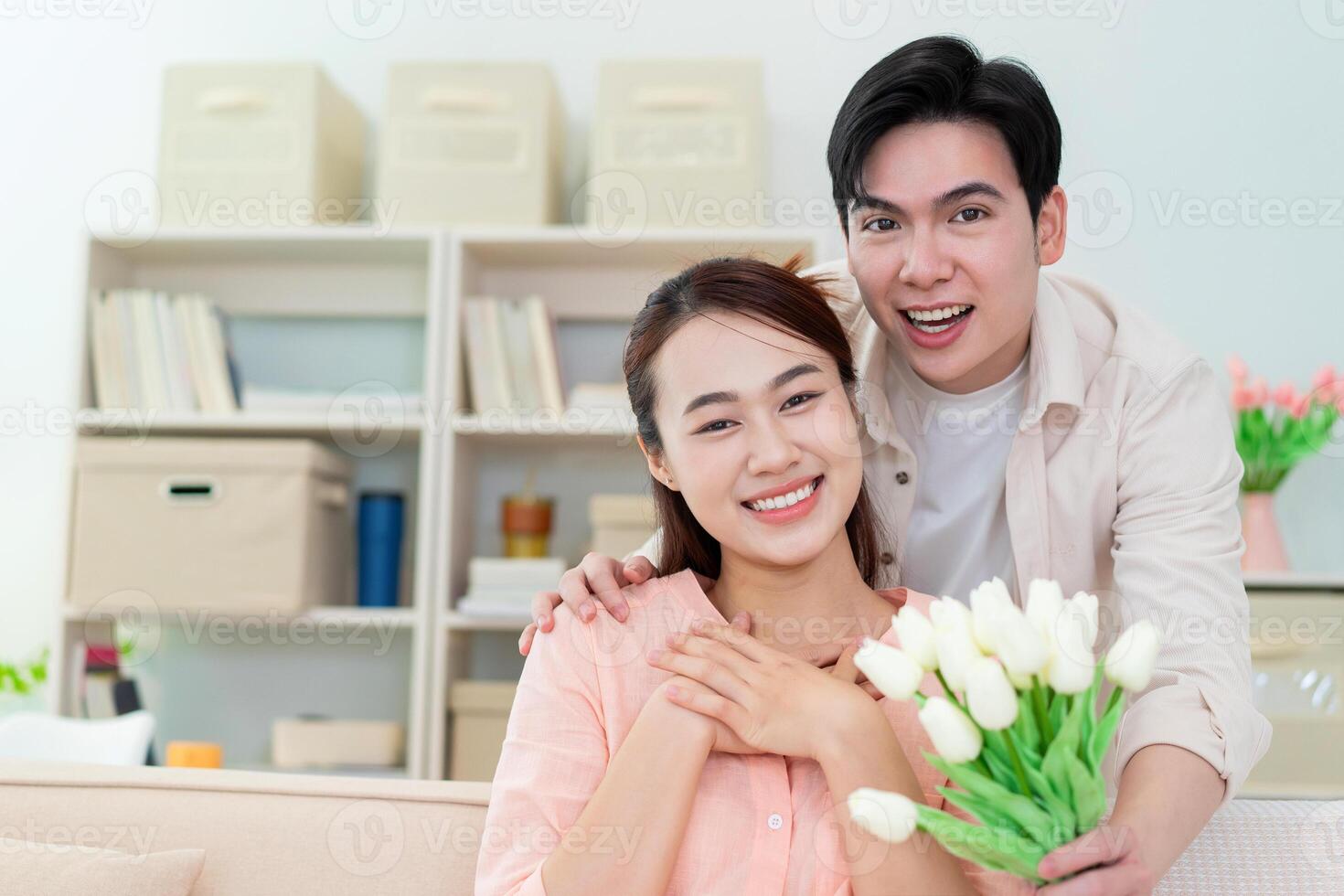 Foto von jung asiatisch Paar beim Zuhause