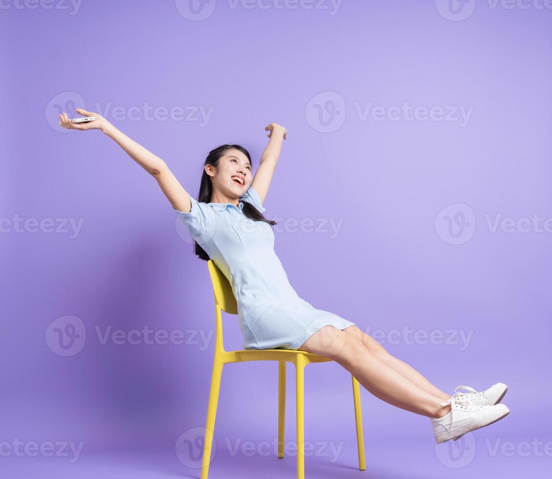 Foto von jung asiatisch Mädchen auf lila Hintergrund
