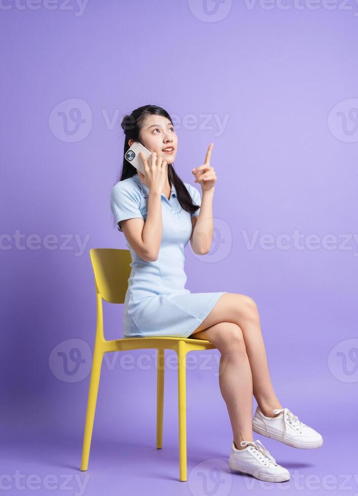 Foto von jung asiatisch Mädchen auf lila Hintergrund