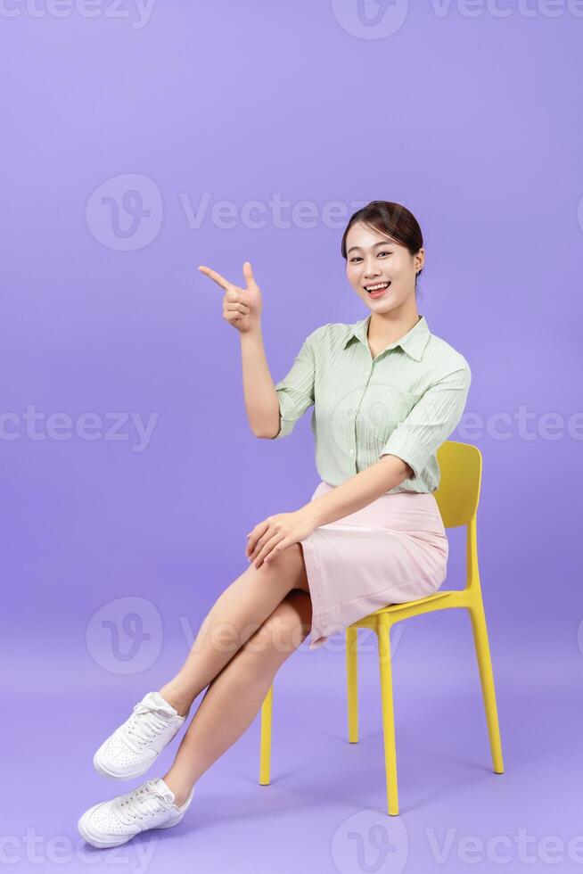 Foto von jung asiatisch Frau auf lila Hintergrund