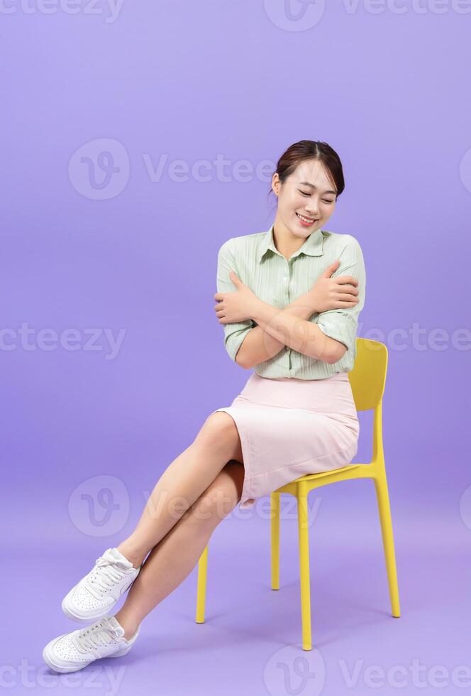 Foto von jung asiatisch Frau auf lila Hintergrund