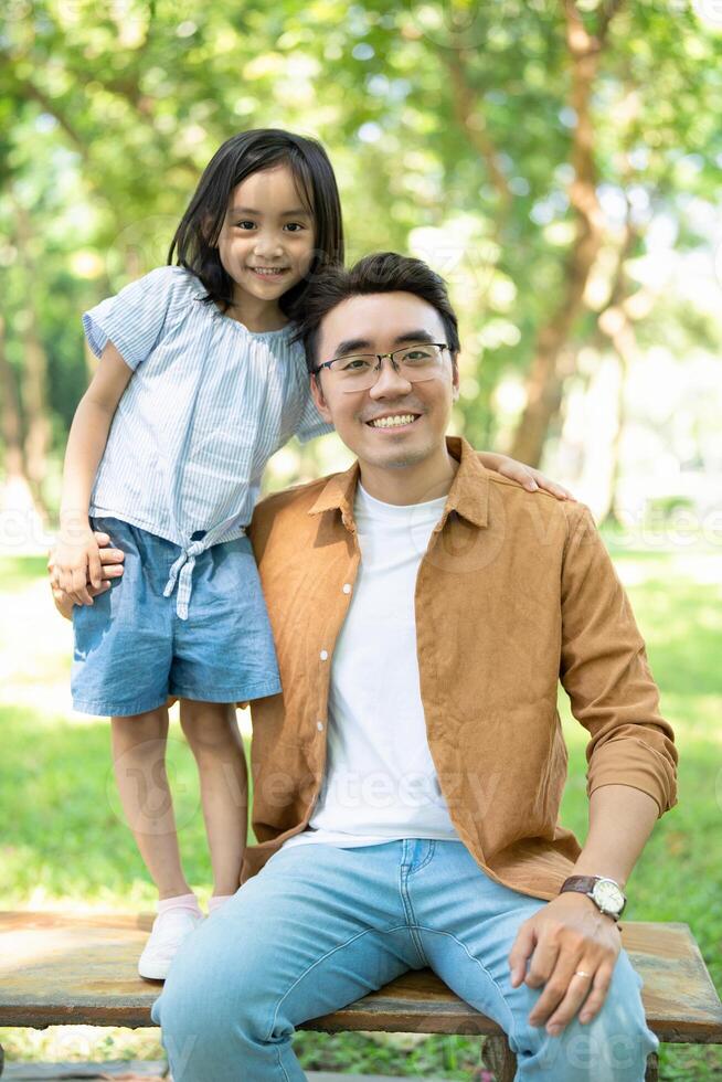 Foto von asiatisch Vater und Tochter beim Park