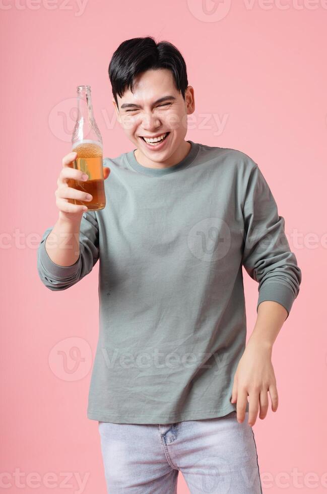 Foto von jung asiatisch Mann Trinken Alkohol auf Hintergrund