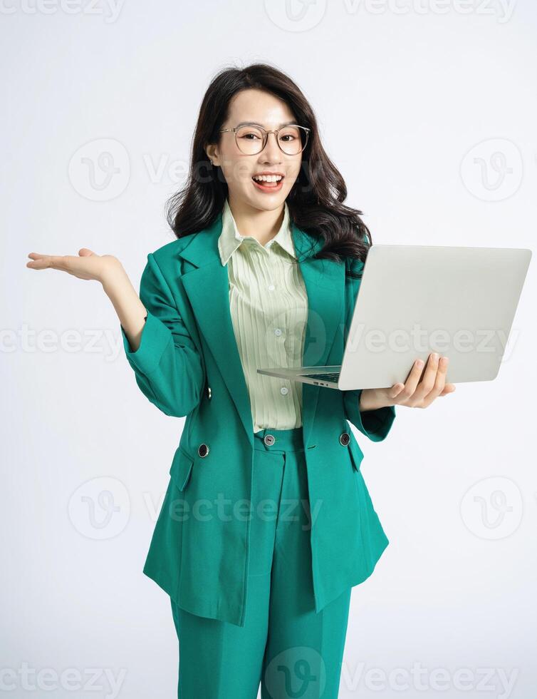 Bild von jung asiatisch Geschäft Frau auf Hintergrund foto