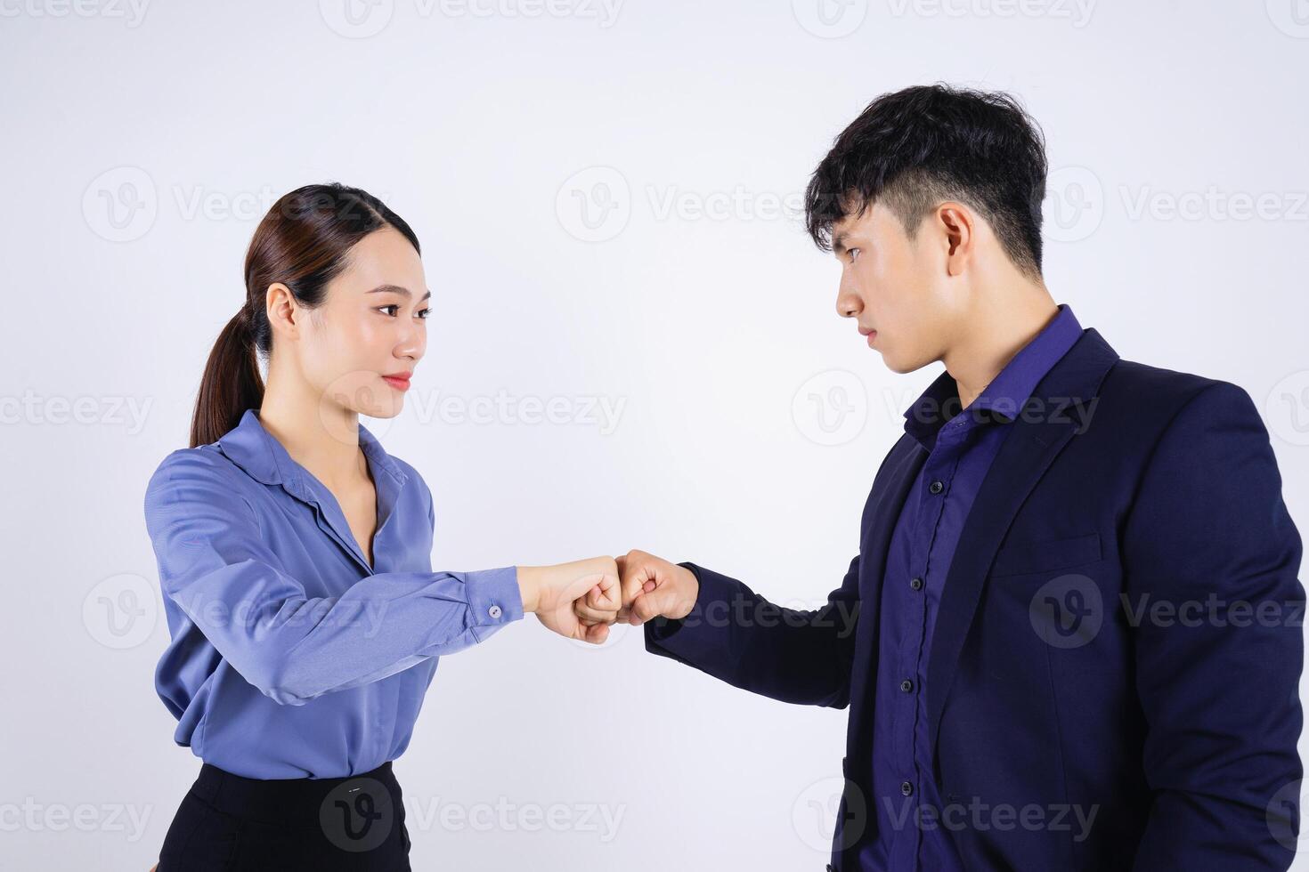 Foto von zwei jung asiatisch Geschäft Menschen auf Weiß Hintergrund