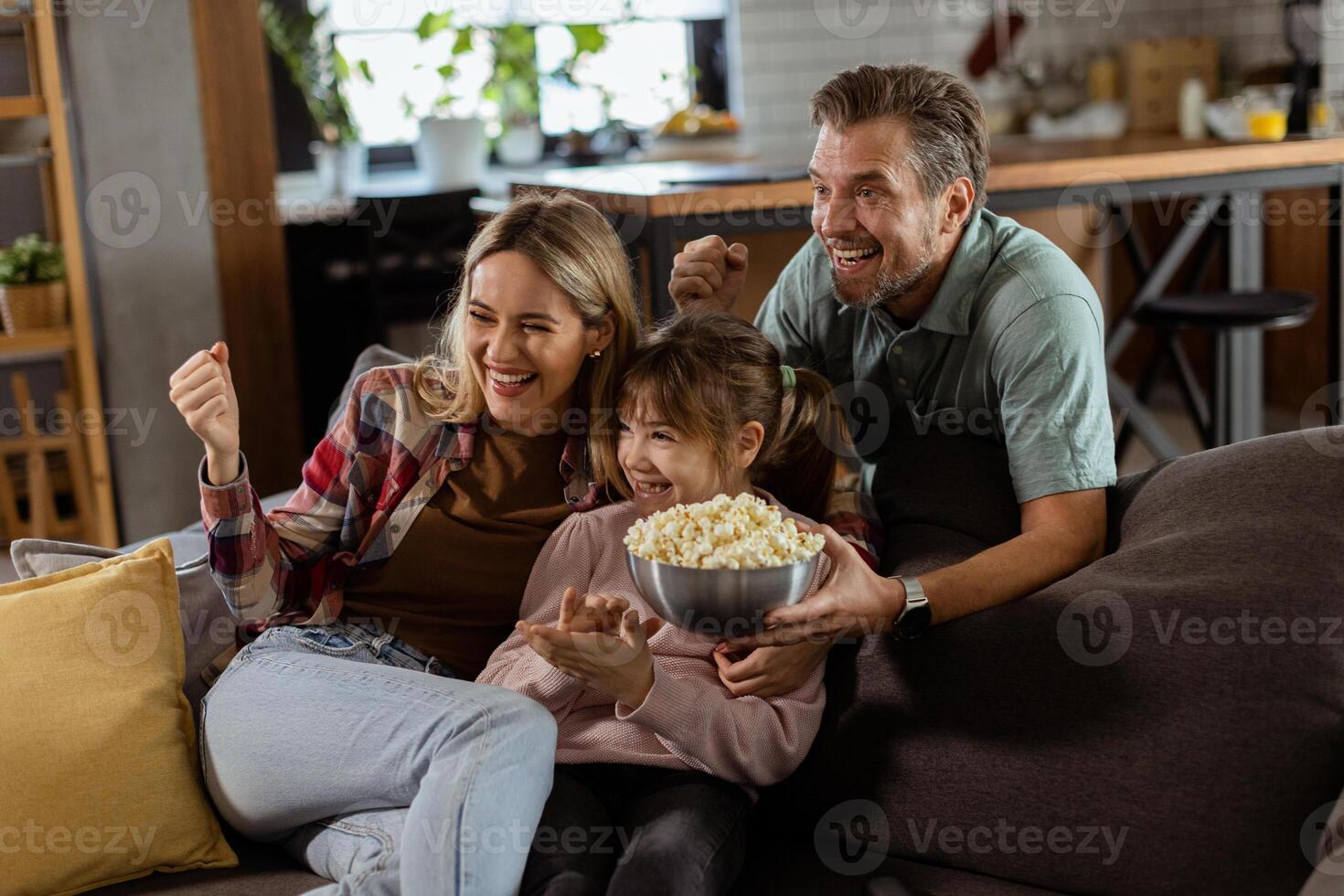 Familie Film Nacht, vertieft im spannend Szenen beim Zuhause foto