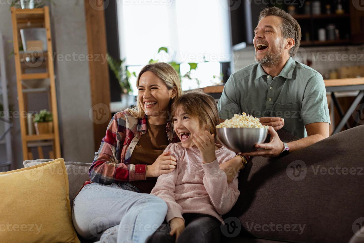 Familie Film Nacht, vertieft im spannend Szenen beim Zuhause foto