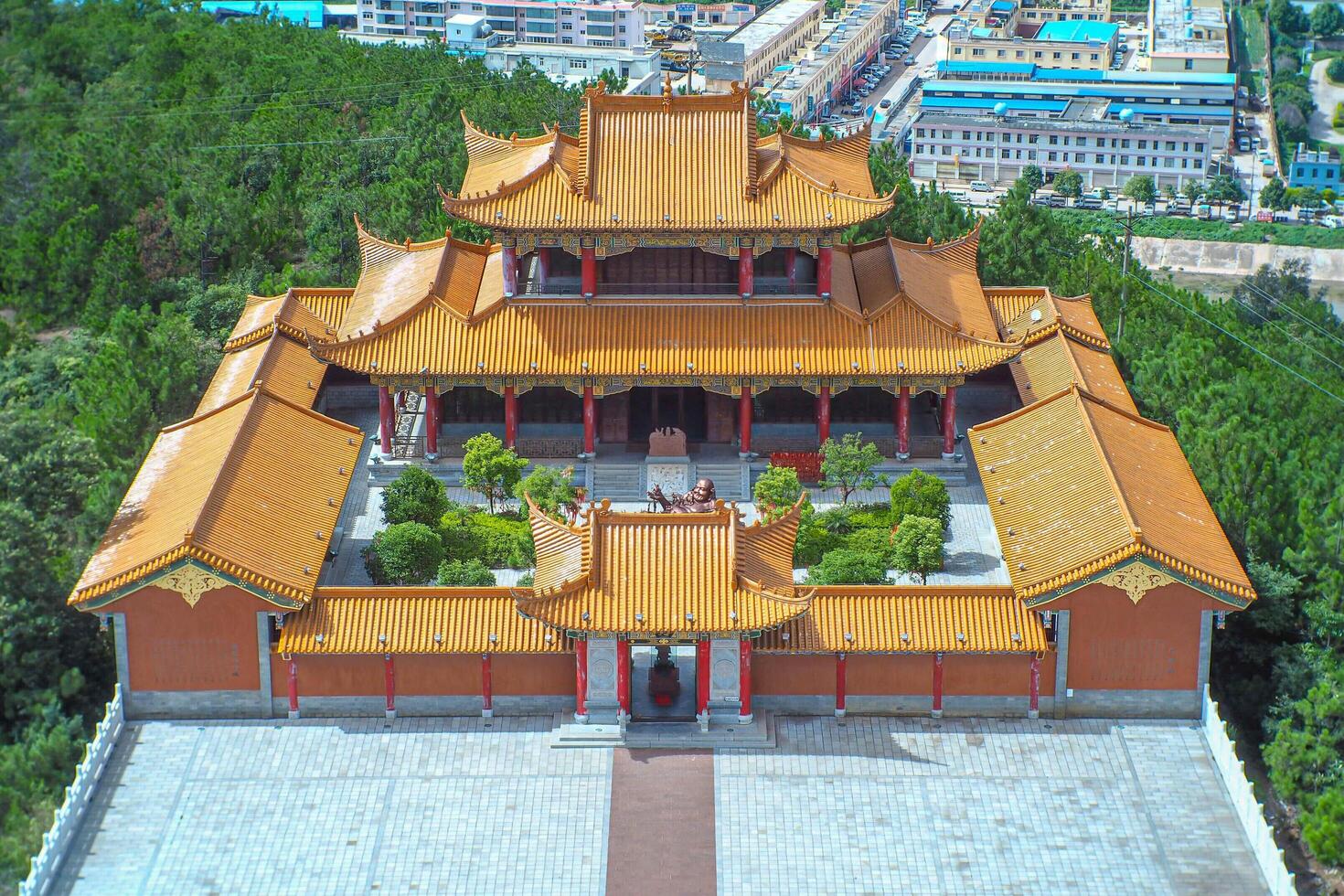 Antenne Aussicht von Chinesisch Pagode ist ein Symbol von Buddhismus im Chinesisch Kultur. Antenne Fotografie. Landschaft. foto