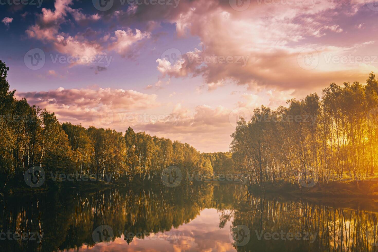 Sonnenaufgang oder Sonnenuntergang auf ein See oder Fluss mit wolkig Himmel Betrachtung im das Wasser im Sommer. Ästhetik von Jahrgang Film. foto