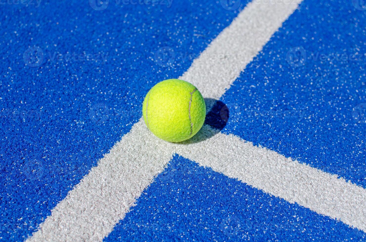 Ball auf ein Blau Paddel Tennis Gericht Linie foto