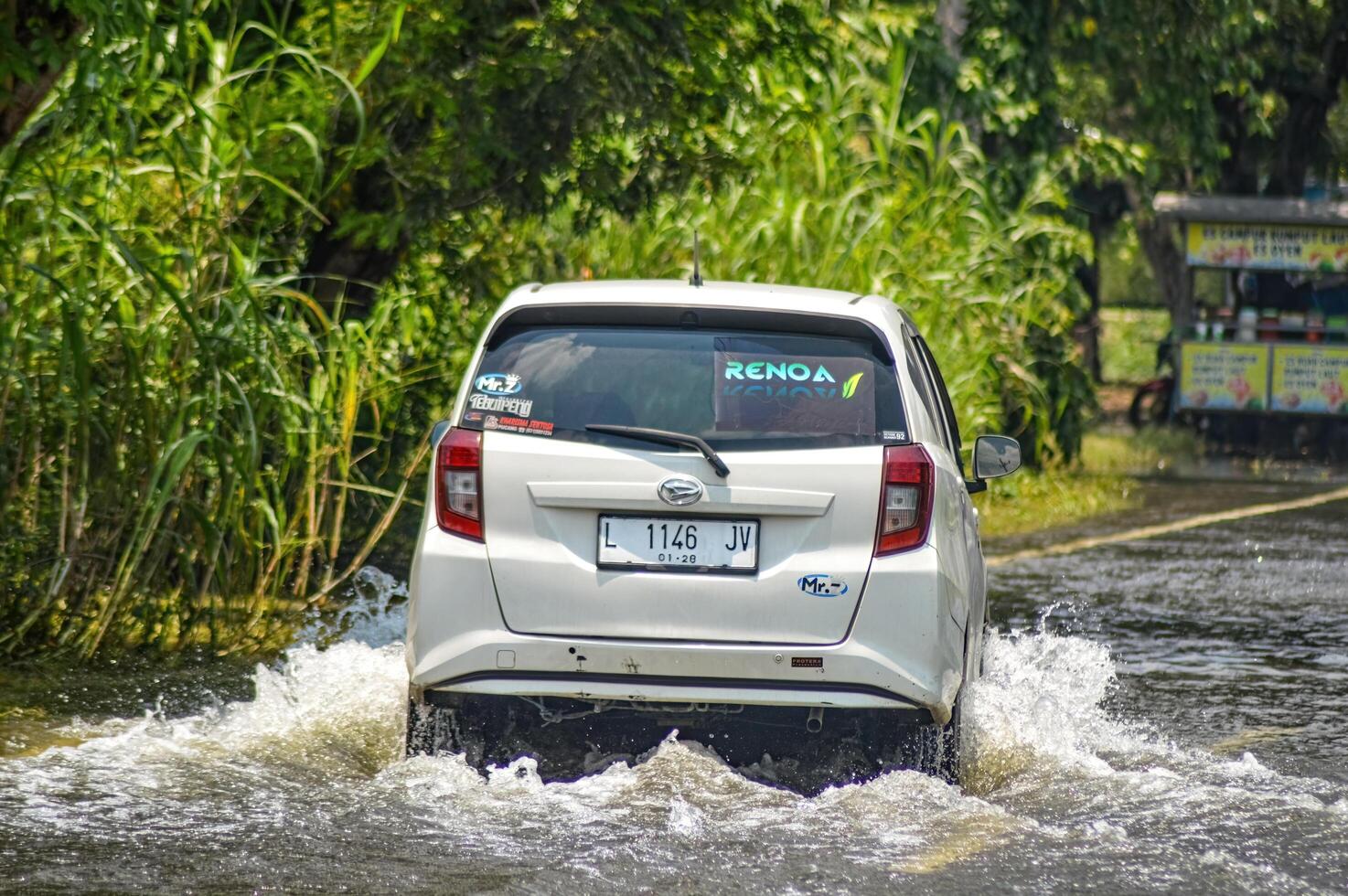 mehrere Fahrzeuge eine solche wie Lastwagen, Fahrräder und Autos wurden gefangen durch Hochwasser im gresik Regentschaft, Indonesien, 21 Februar 2024. foto