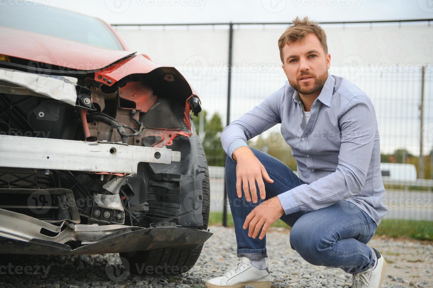 Auto Unfall. Mann nach Auto Unfall. Mann bedauert Beschädigung verursacht während Auto Wrack foto