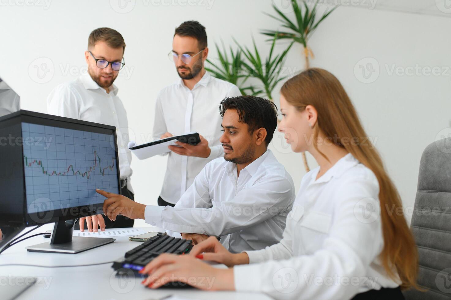 Geschäft Menschen Kommunikation und Mentor Coaching Onboarding Mitarbeiter auf Lager Markt Krypto Investition foto