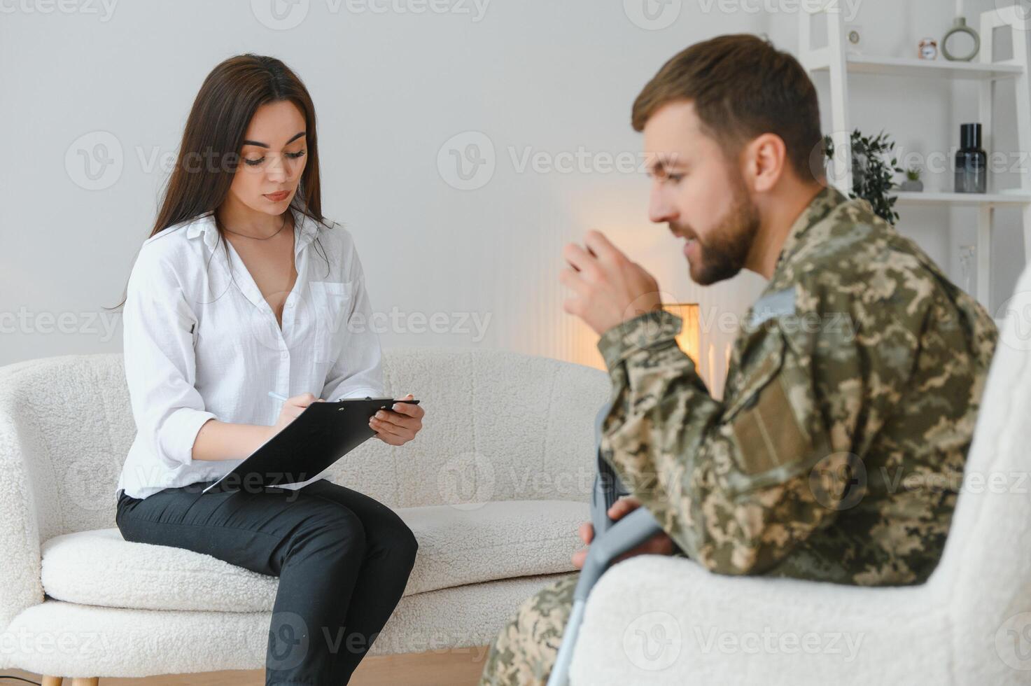 Psychologe Herstellung Anmerkungen während Therapie Session mit traurig männlich Soldat, ptsd foto