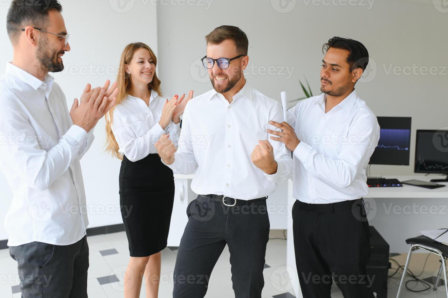 glücklich erfolgreich gemischtrassig Geschäft Mannschaft geben ein hoch Fünfer Geste wie Sie Lachen und jubeln ihr Erfolg. foto