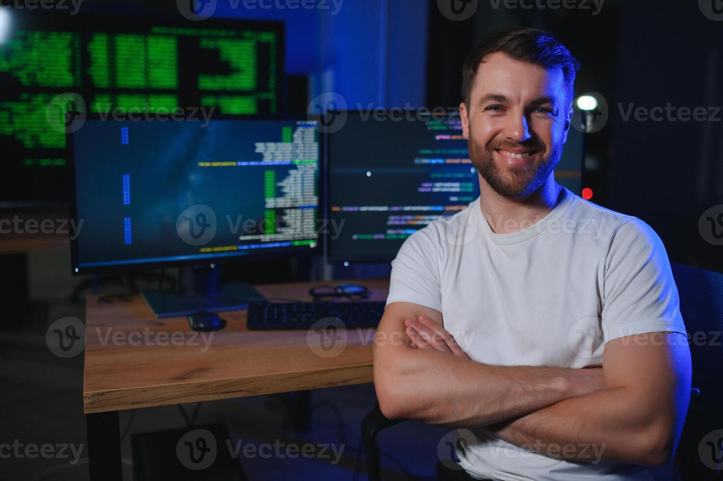 Nacht Büro jung gut aussehend Mann im Arbeiten auf Desktop Computer. Digital Unternehmer Tippen Code foto