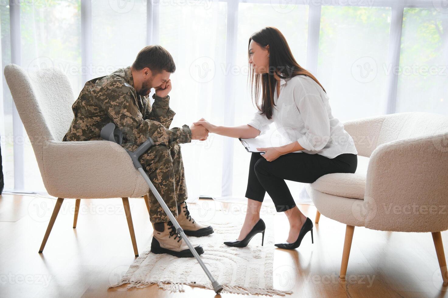 Psychologe Herstellung Anmerkungen während Therapie Session mit traurig männlich Soldat, ptsd foto