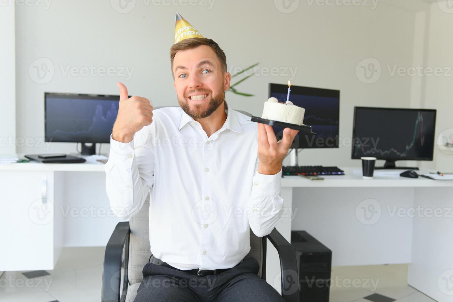 jung Geschäftsmann feiern Geburtstag allein im Büro foto