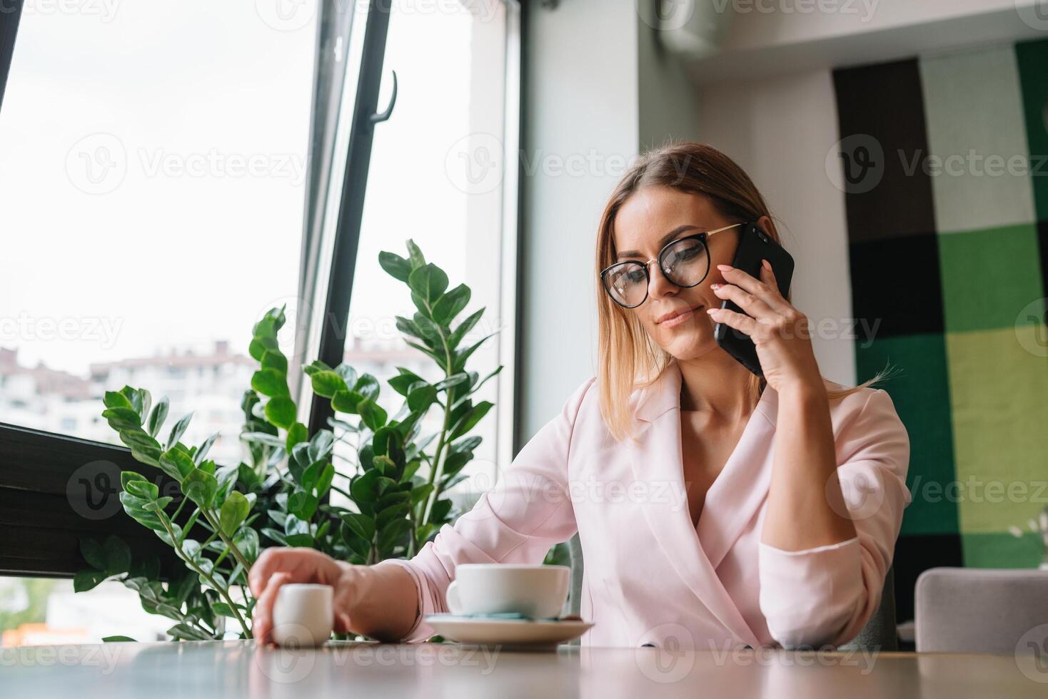 schön Geschäft Dame Trinken Kaffee und Verwendet anders Gadgets foto