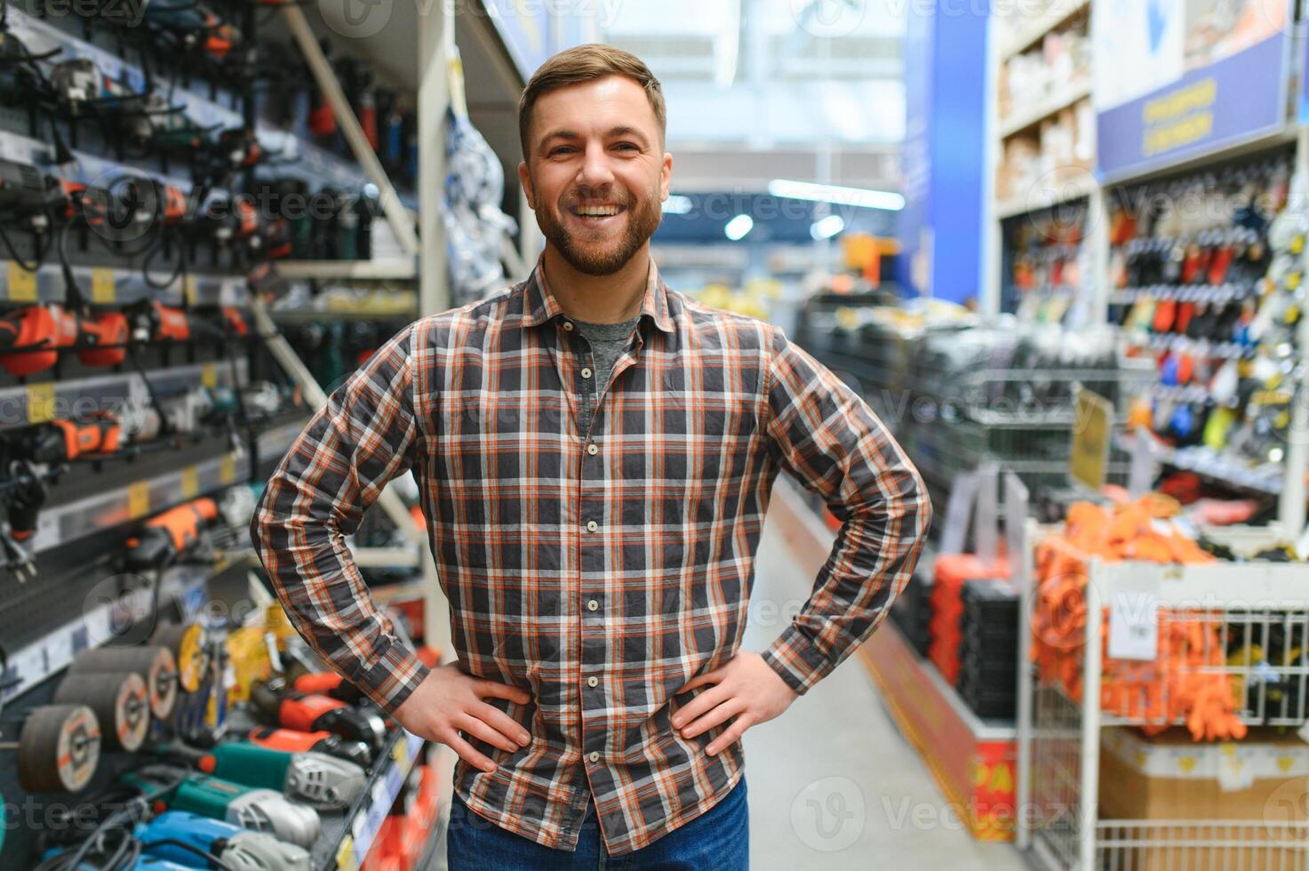 jung Mann Arbeiten im Hardware- Geschäft foto