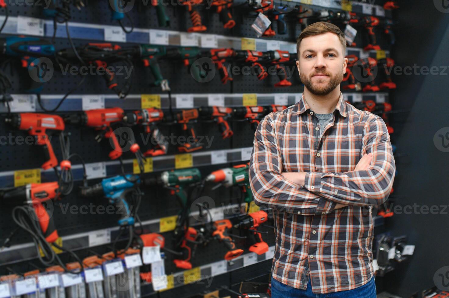 jung Mann Arbeiten im Hardware- Geschäft foto