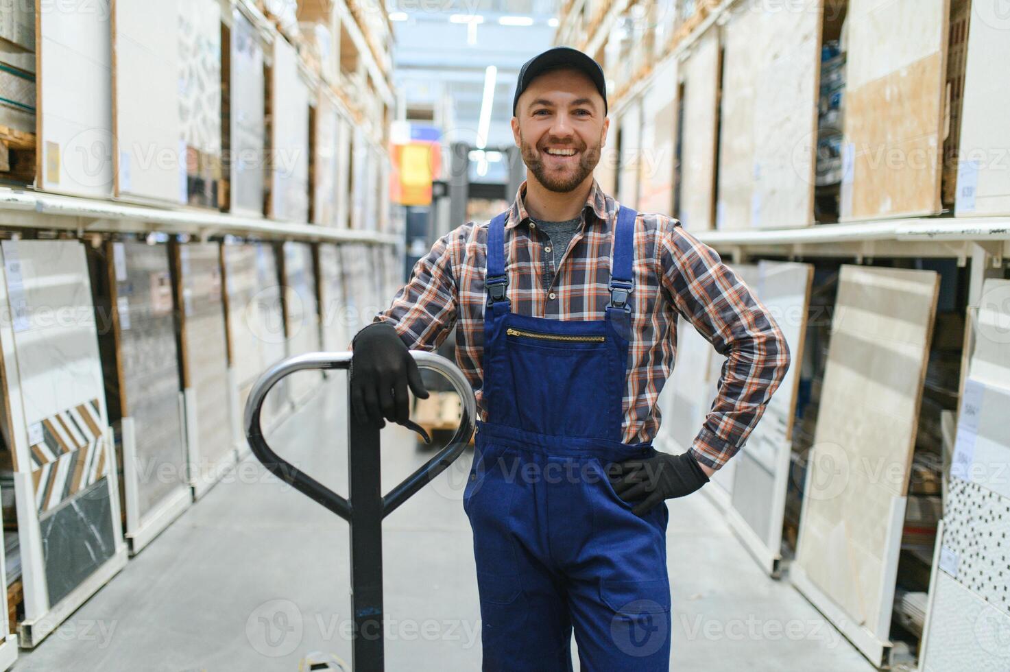 ein Arbeiter im ein Hardware- Geschäft steht im ein Warenhaus foto