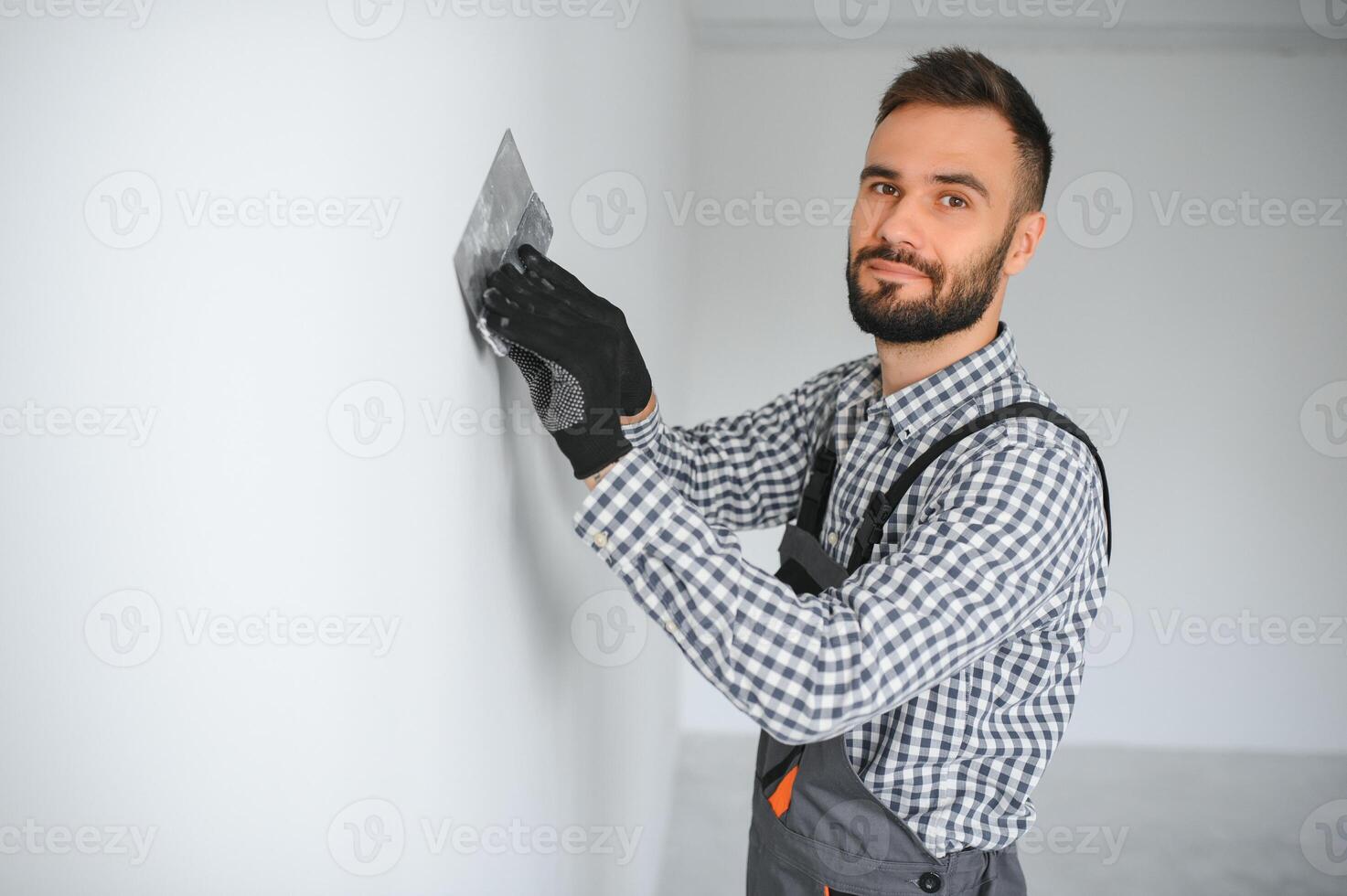 jung Arbeiter Herstellung Reparatur im Zimmer. foto