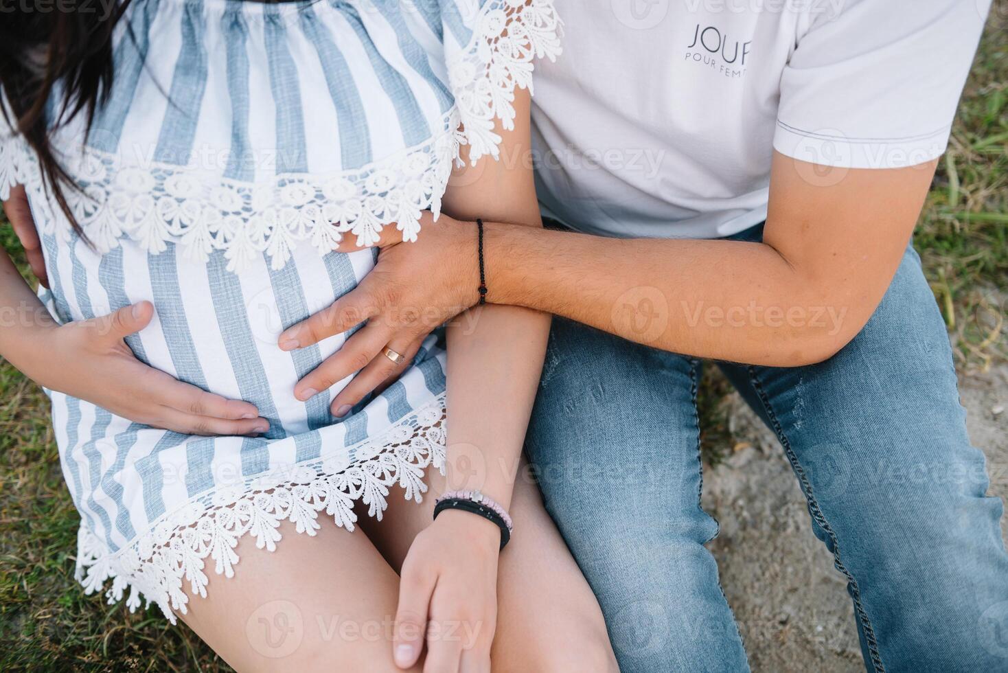 Bild von schwanger Paar. Mann berühren seine Ehefrau Bauch mit Hände. schwanger Frau draußen. foto