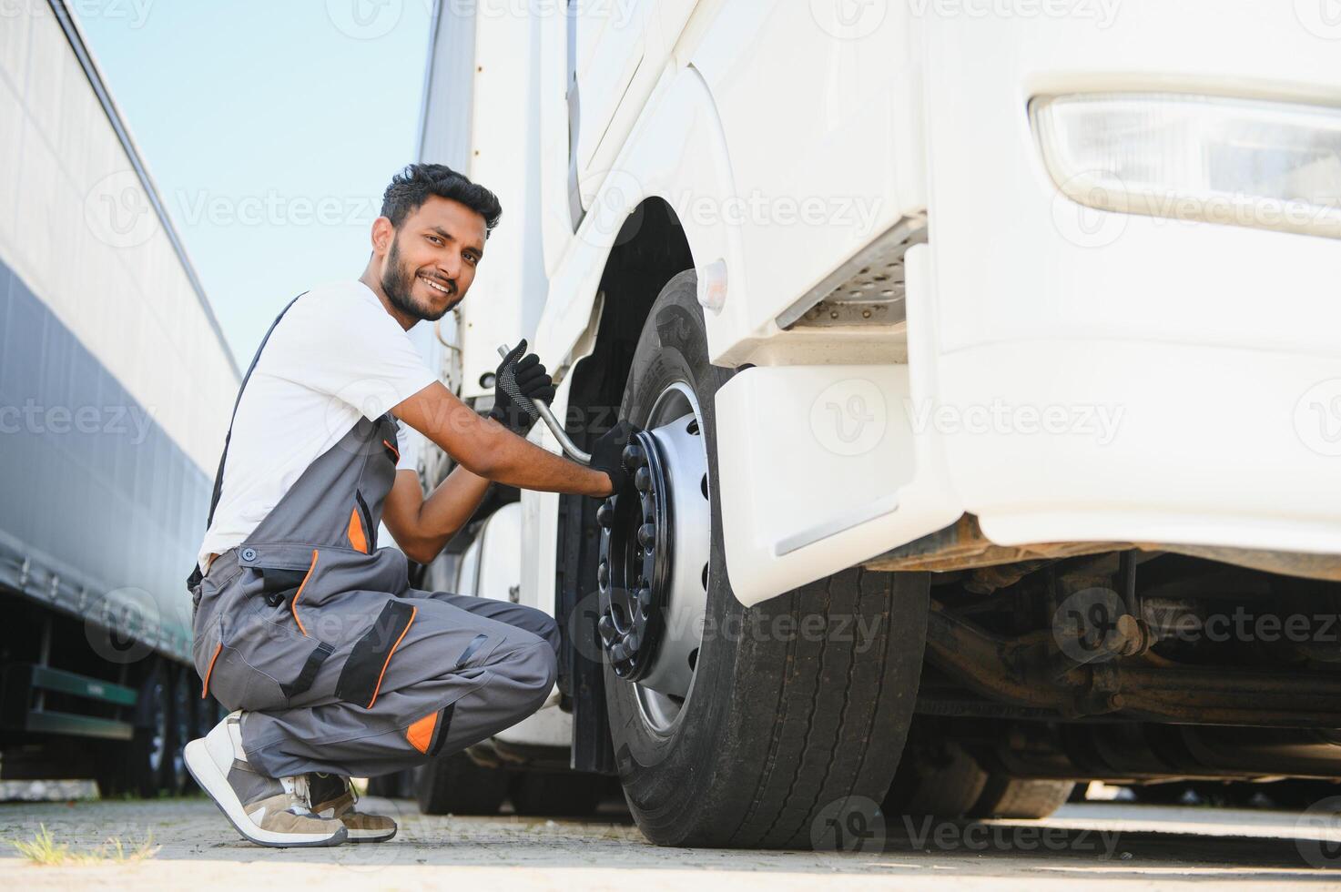 indisch Mechaniker schraubt ab Rad LKW pneumatisch Schlüssel foto