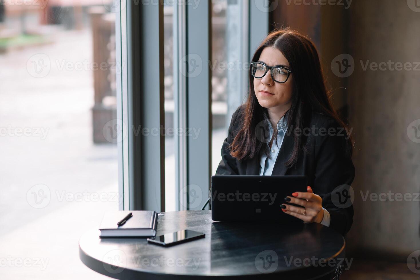 jung Geschäftsfrau mit Tablette Computer. Frau auf ein Kaffee brechen foto