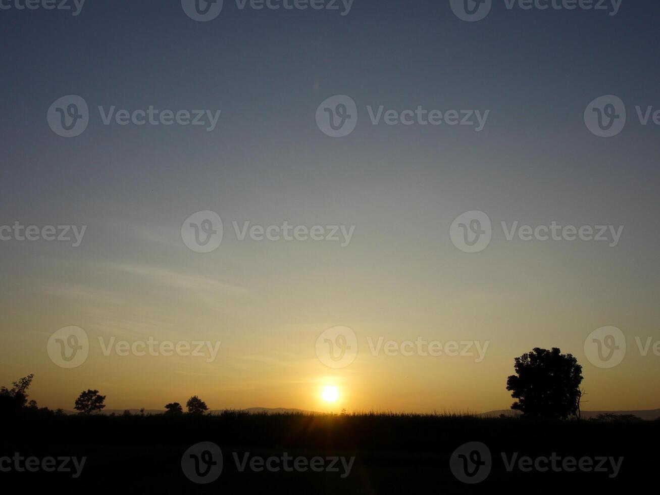 spektakulär Sonnenuntergang über, Orange Sonne steigend oben Über das Horizont foto