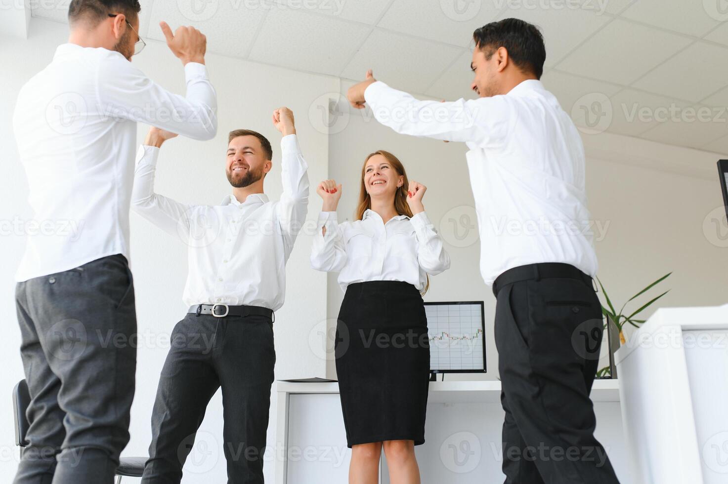 glücklich erfolgreich gemischtrassig Geschäft Mannschaft geben ein hoch Fünfer Geste wie Sie Lachen und jubeln ihr Erfolg. foto