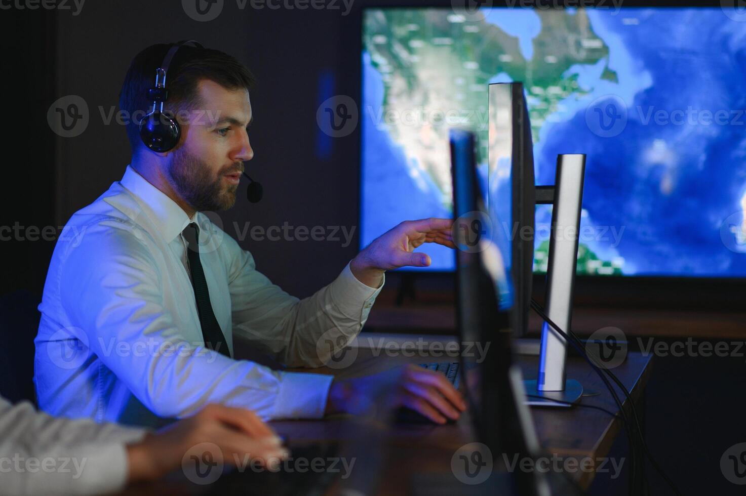 vielfältig Anruf Center Betreiber Mannschaft verwenden Computers Beratung Kunden im Büro foto