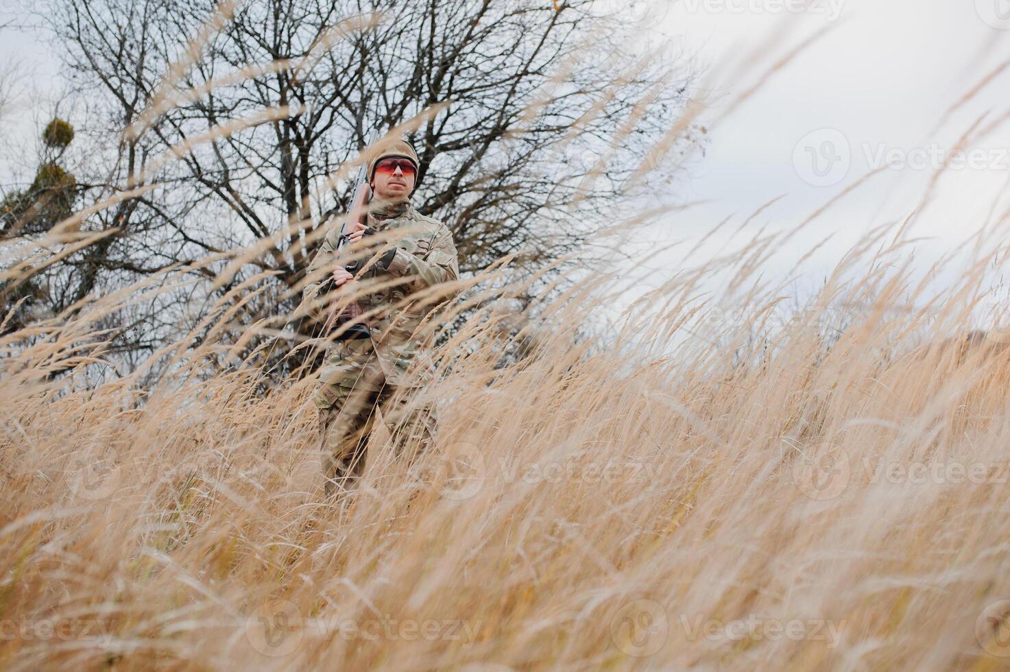 Jagd erlauben. Mann brutal Wildhüter Natur Hintergrund. Jäger verbringen Freizeit Jagd. Jäger halt Gewehre. Fokus und Konzentration von erfahren Jäger. Jagd und fangen Jahreszeiten. foto