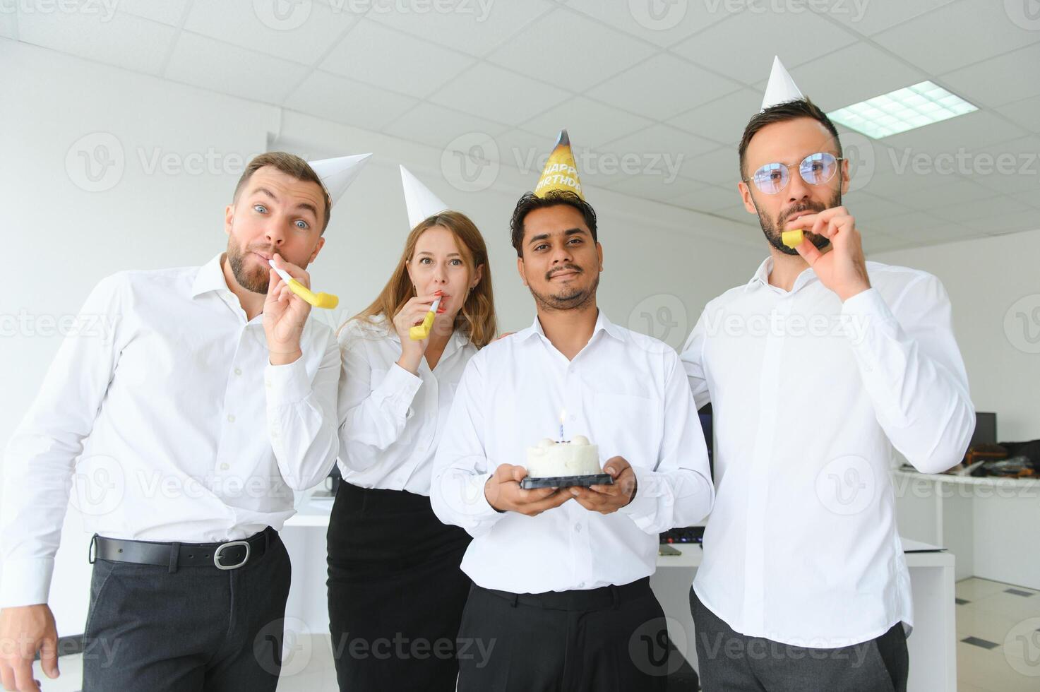 Überraschung. gemischt Rennen glücklich Menschen feiern ein Geburtstag von Kollege im das modern Büro foto