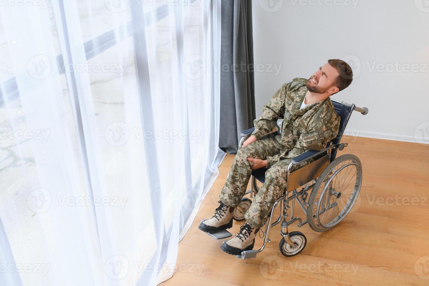 unzufrieden Militär- Mann Sitzung im Rollstuhl. foto